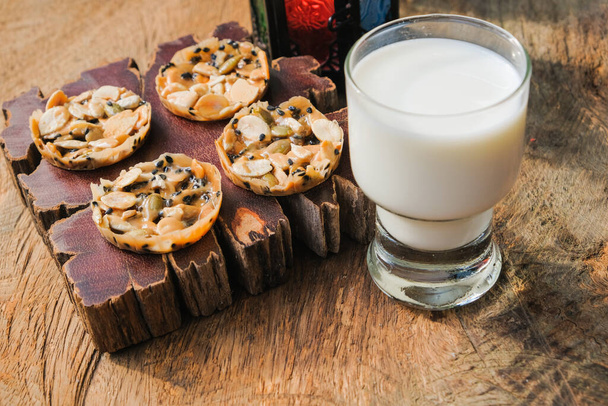 Florentijnse koekjes met koude melk op rustieke houten tafel - Foto, afbeelding