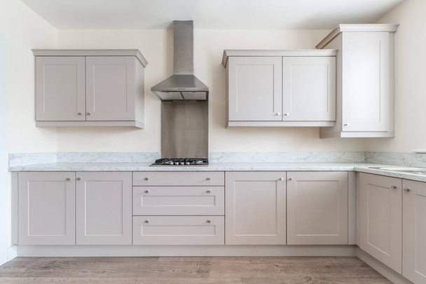 Modern világos konyha fehér márvány pult  - Fotó, kép