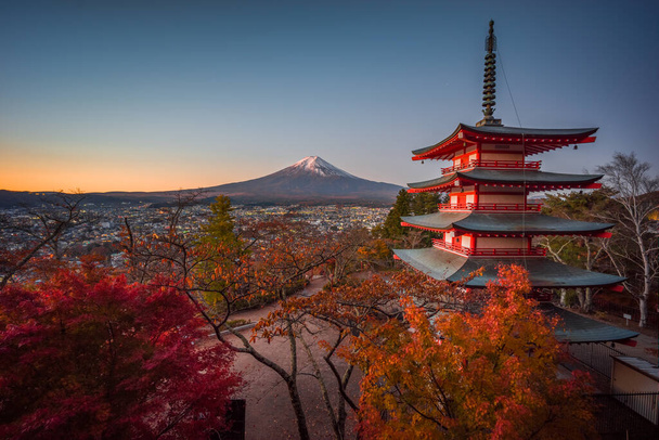 Fuji hegy Chureito Pagoda-ból naplementekor - Fotó, kép