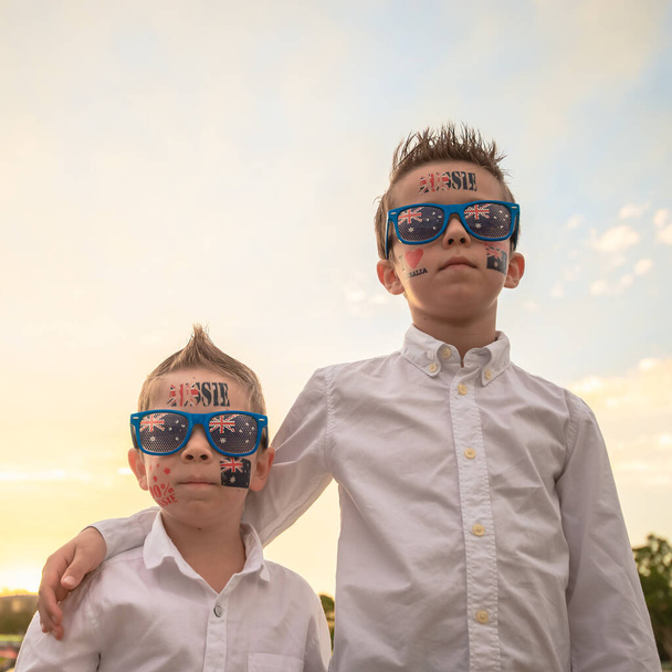 Két ausztrál fiú ünnepli Ausztrália napját Adelaide városban - Fotó, kép