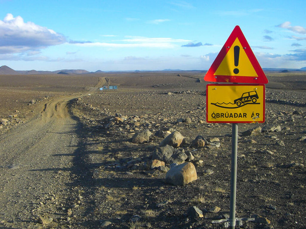 Le signe d'un passage de rivière sans pont sur la route F905 en Islande. La route d'Askja
 - Photo, image