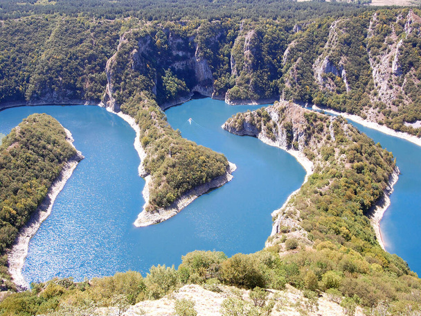 Les méandres de la rivière Uvac dans le sud-ouest de la Serbie. Réserve naturelle Uvac est un habitat pour les vautours griffons
. - Photo, image