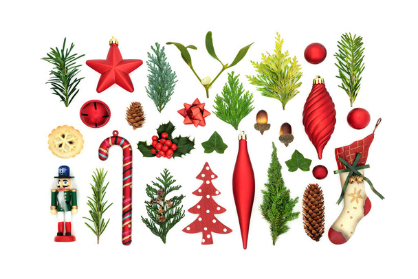 Raccolta di Natale di decorazioni bauble & verde invernale su sfondo bianco. Simboli tradizionali per le festività natalizie. Layout piatto, vista dall'alto, spazio di copia
. - Foto, immagini