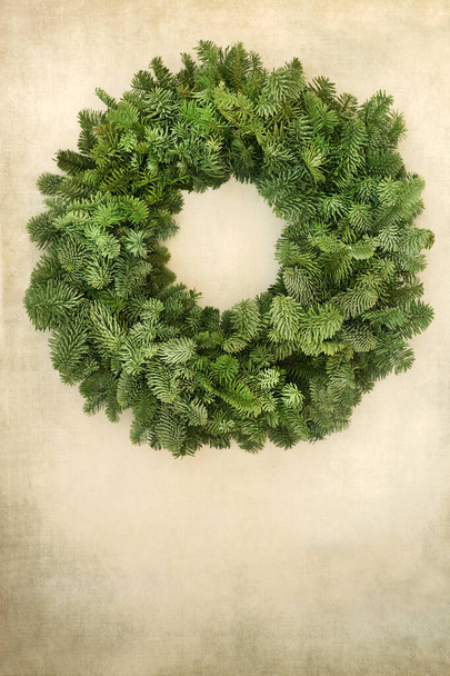 古い羊皮紙にクリスマススプルースモミの花輪。冬、クリスマス&新年のお祝いの季節のための伝統的な最小構成。スペースのコピー. - 写真・画像