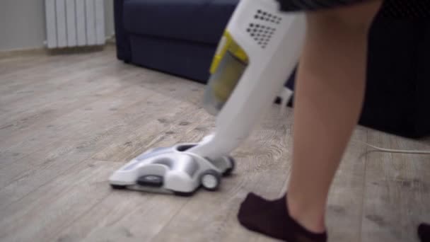 Aantrekkelijke vrouw schoonmaken vloer door stofzuiger, huisvrouw opruimen woonkamer - Video