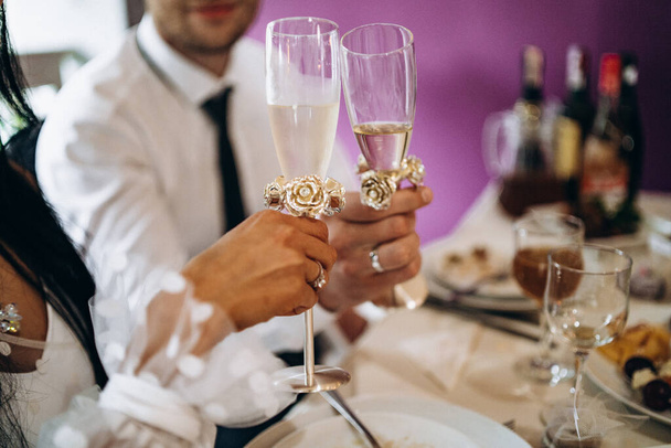 The process of wedding weddings, the preparation of the champagne slide big high, glasses, wine glasses, poured on top, standing on the table, hands. Wedding banner. horizontal - Φωτογραφία, εικόνα