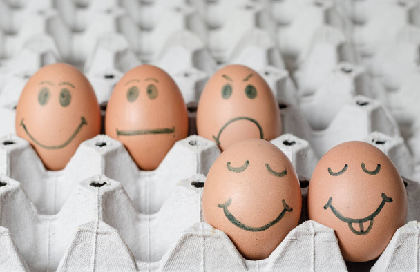 Крупним планом група свіжих курячих яєць в картонній опалубці. Концепція зворотного зв'язку служби підтримки клієнтів
 . - Фото, зображення
