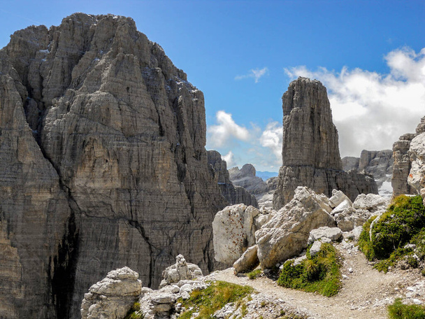 Vista de um dos mais emblemáticos domolitos de pico. O Campanil Basso no grupo Brenta
 - Foto, Imagem