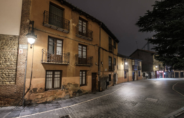 Νυχτερινή βολή Barrio Humedo, υγρή περιοχή, της παλιάς πόλης Leon - Φωτογραφία, εικόνα