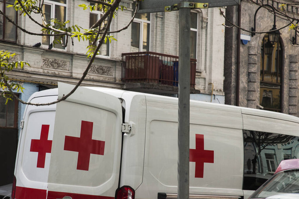 Ασθενοφόρο έκτακτης ανάγκης λευκό αυτοκίνητο με τον κόκκινο σταυρό - Φωτογραφία, εικόνα