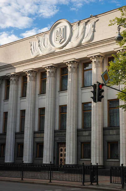 Le bâtiment Verkhovna Rada de l'Ukraine depuis la vue latérale de la rue en mai 2020
 - Photo, image