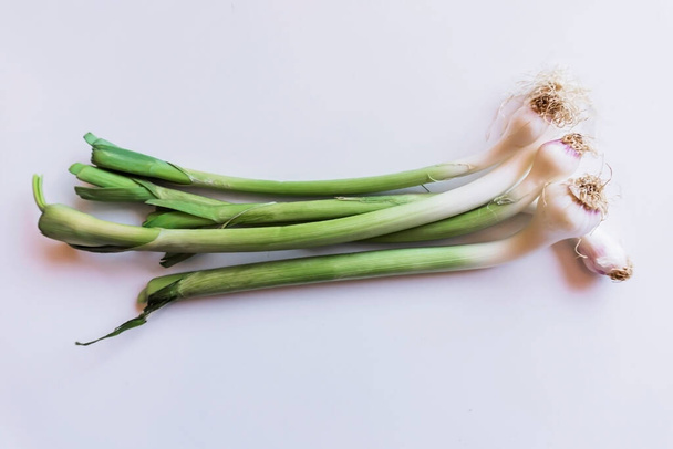 Beyaz arkaplanda yalıtılmış yeşil soğanlar - Fotoğraf, Görsel