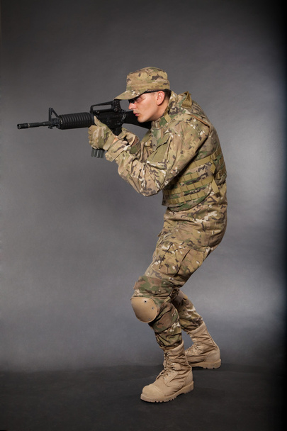 soldado con rifle - Foto, imagen