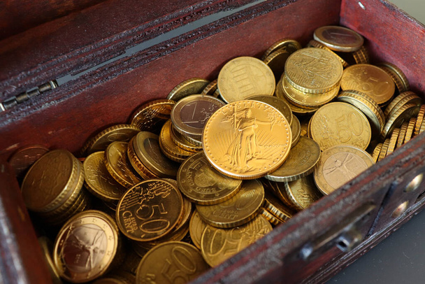 Closeup da famosa 1oz 50 dólares ouro americano águia moeda coleção de ouro. Ano de 1987
 - Foto, Imagem