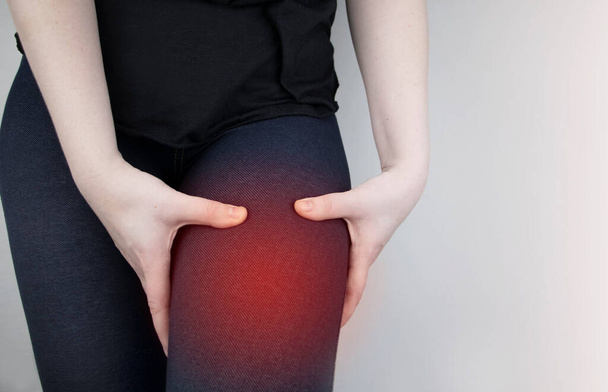 Una donna soffre di dolore all'anca. Il concetto di trattamento di un'articolazione dell'anca per traumi, piantagioni o osteoartrite
. - Foto, immagini