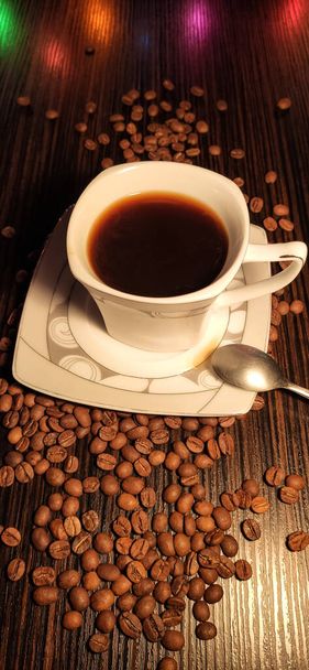 Кавова чашка на обсмажених кавових зернах
. - Фото, зображення
