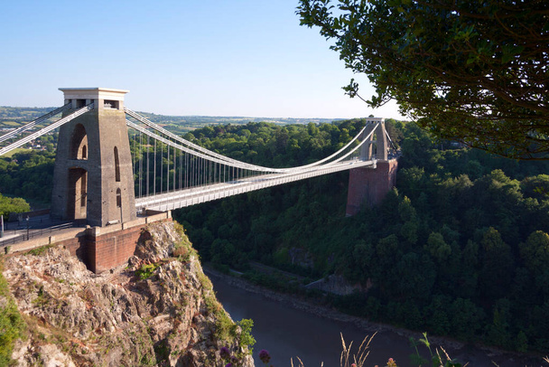 İngiltere 'nin Bristol şehrinin Clifton bölgesindeki Clifton Askı Köprüsü' nün tarihi simgesi. - Fotoğraf, Görsel