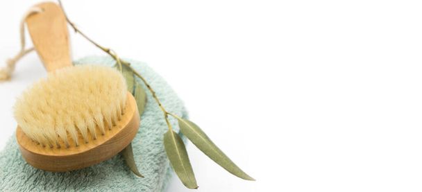 Spa produtos de beleza em fundo branco. escova, ramo de eucalipto verde, toalha. Blogger de beleza, conceito de salão de massagens. Banner. Espaço para texto
 - Foto, Imagem