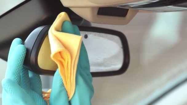 Car cleaning. Wiping and cleaning the rear view mirror - Video, Çekim
