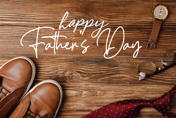 Вид сверху на бежевые повседневные туфли, красные галстуки с полькой, наручные часы и очки на деревянном фоне, иллюстрация счастливого отцовского дня
 - Фото, изображение