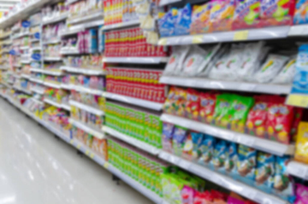 Süpermarket ürün ve gıda arka planındaki rafları bulanıklaştırıyor - Fotoğraf, Görsel