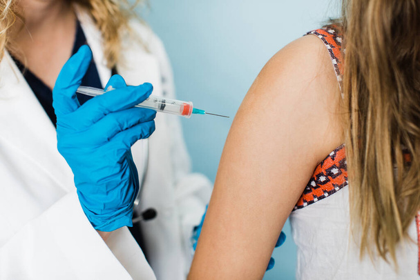 trabajadora de la salud que administra una vacuna inyectable para un niño
 - Foto, Imagen