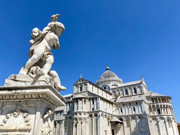 Статуя Херуба, яка сидить на полі чудес у Пізі, Тоскана. Славетний собор на задньому плані. - Фото, зображення