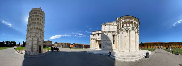 Field of Miracles ve Leaning Tower, Pisa. Güneşli bir günde turistler olmadan panoramik manzara. - Fotoğraf, Görsel