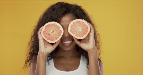Волнующая этническая женщина играет с грейпфрутом
 - Кадры, видео