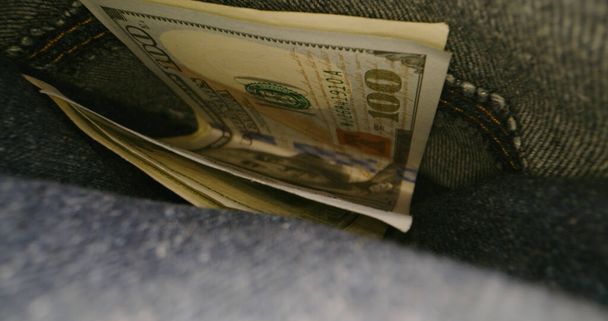 Гроші виводяться з кишені
 - Фото, зображення