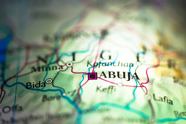 Niedrige Schärfentiefe Fokus auf geografische Kartenlage der Stadt Abuja in Nigeria Afrika Kontinent auf Atlas - Foto, Bild