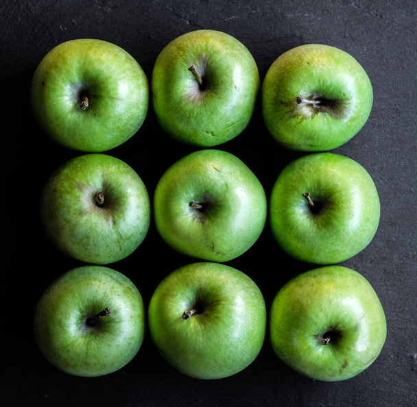 Πράσινο μήλο, απομονωμένο σε μαύρο φόντο - Φωτογραφία, εικόνα