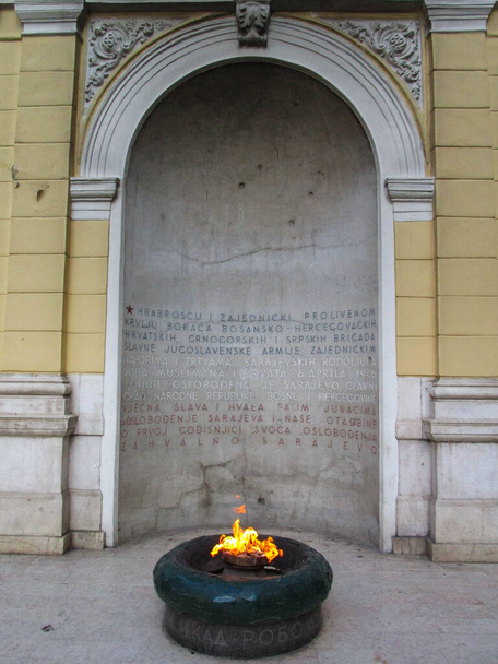 Vjecna vatra, sotamuistomerkki Sarajevossa, Bosniassa ikuisella liekillä - Valokuva, kuva