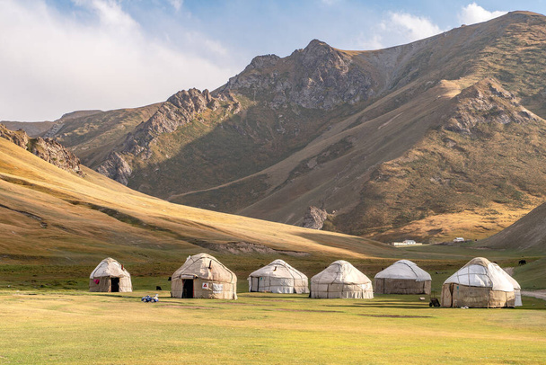 La vista de las yurtas pueblo nómada en Tash-Rabat en Kirguistán
 - Foto, Imagen