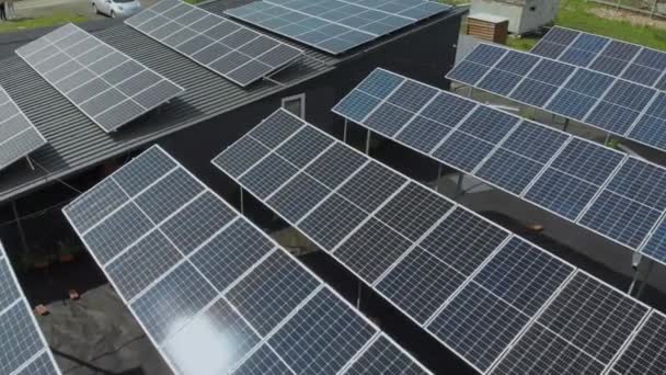4kソーラーパネルはドローンから地上の列に立っています。家のための無料電気。地球の持続可能性。緑のエネルギー。太陽電池発電所。生態系のクリーンエネルギー。地上の青いパネル. - 映像、動画
