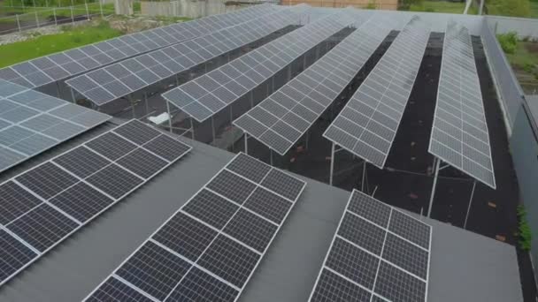4k Aurinkopaneelit seisoo rivissä maassa drone. Ilmainen sähkö kotiin. Planeetan kestävyys. Vihreä energia. Aurinkokennovoimala. Ekologisesti puhdasta energiaa. Siniset paneelit maassa
. - Materiaali, video