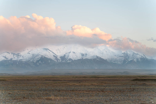 Удивительный дикий вид на киргизский пейзаж, полный снежных персиков и дикости
 - Фото, изображение
