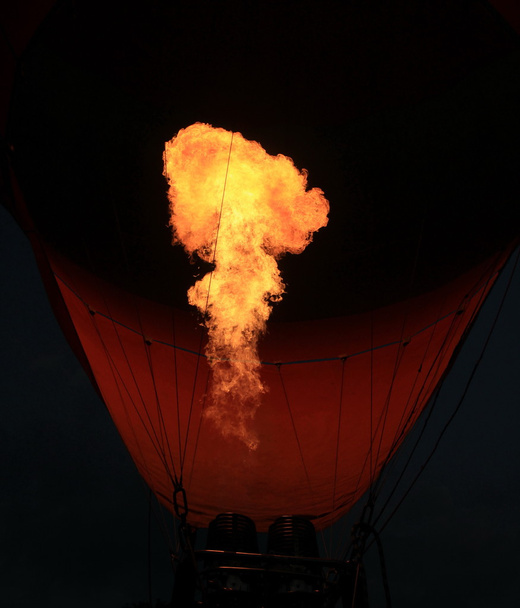 horkovzdušný balón hořáku plamen svítící v noci - Fotografie, Obrázek