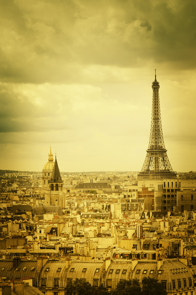 パリのエッフェル塔に表示します。 - 写真・画像