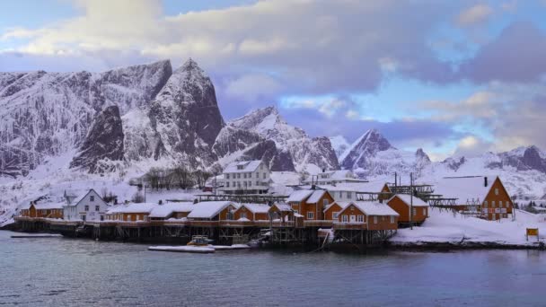 Sakrisoy halászati falu a Lofoten szigeteken, Norvégia - Felvétel, videó