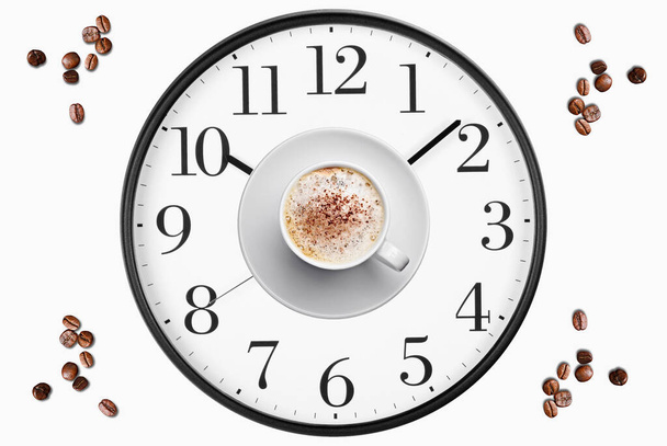 Skład czasu kawy. filiżanka kawy na twarzy zegara i prażona fasola widok z góry. Symbol czasu kawy. Ciekawa koncepcja energii ideowej i orzeźwienia. - Zdjęcie, obraz