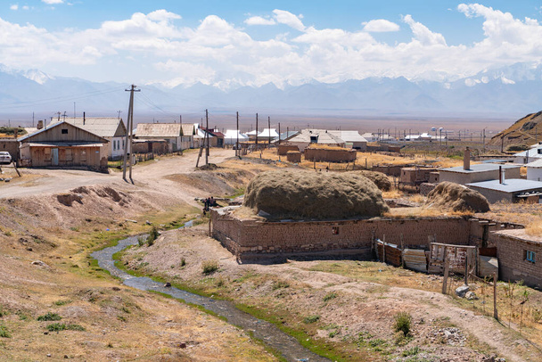 Widok małej sowieckiej odległej wioski w Kirgistanie - Zdjęcie, obraz