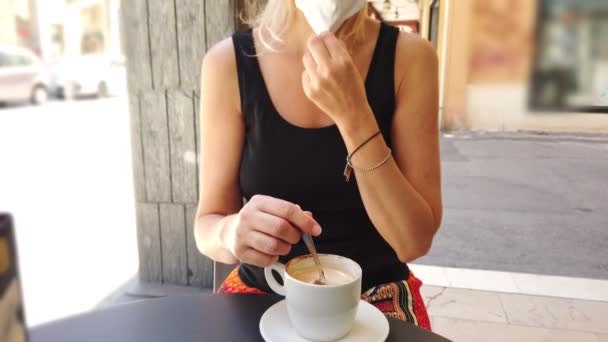 in café met chirurgisch masker in Bologna - Video