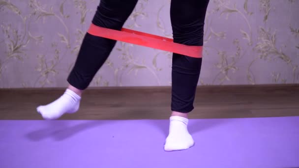 Mujer haciendo deporte con goma, perdiendo peso, fitness en casa en cuarentena
 - Imágenes, Vídeo