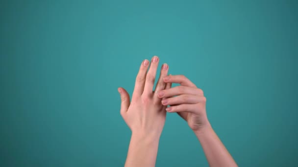 Жінка знімає обручку, рука ізольована на синьому фоні, ключ хрому
 - Кадри, відео