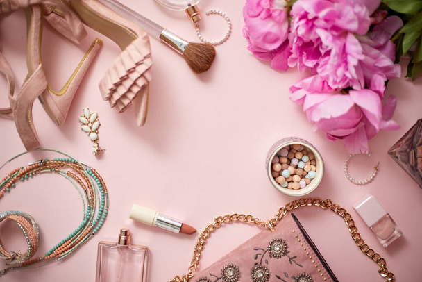 Mode Frauen stilvolle Accessoires Outfit Zusammensetzung. Pinkfarbener Hintergrund mit Kopie-Attrappe - Foto, Bild