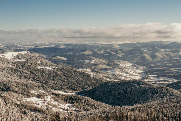 霧と雪の多い山岳地帯での冬の朝 - 写真・画像