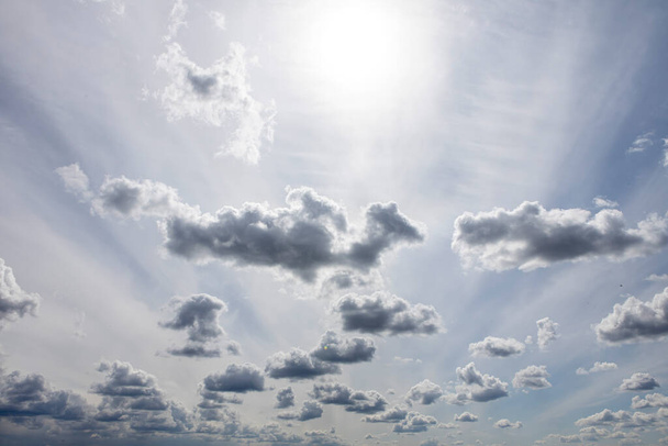 Cumulus nuages contre un ciel bleu. Fond d'écran et papier peint pour le bureau
 - Photo, image