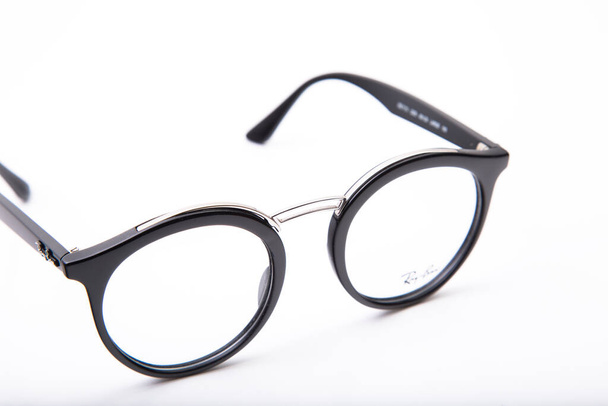 Close up de preto Ray Ban óculos contra fundo branco
 - Foto, Imagem