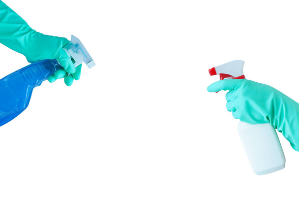 deux mains en gants de caoutchouc bleu menthe avec des bouteilles de nettoyant pulvérisateur. espace pour le texte. isoler sur fond blanc. concept de nettoyage
. - Photo, image